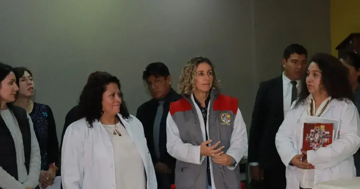 María Elena 'Bibi' Urquidi y la ministra Marcela Flores en el Hospital del Norte