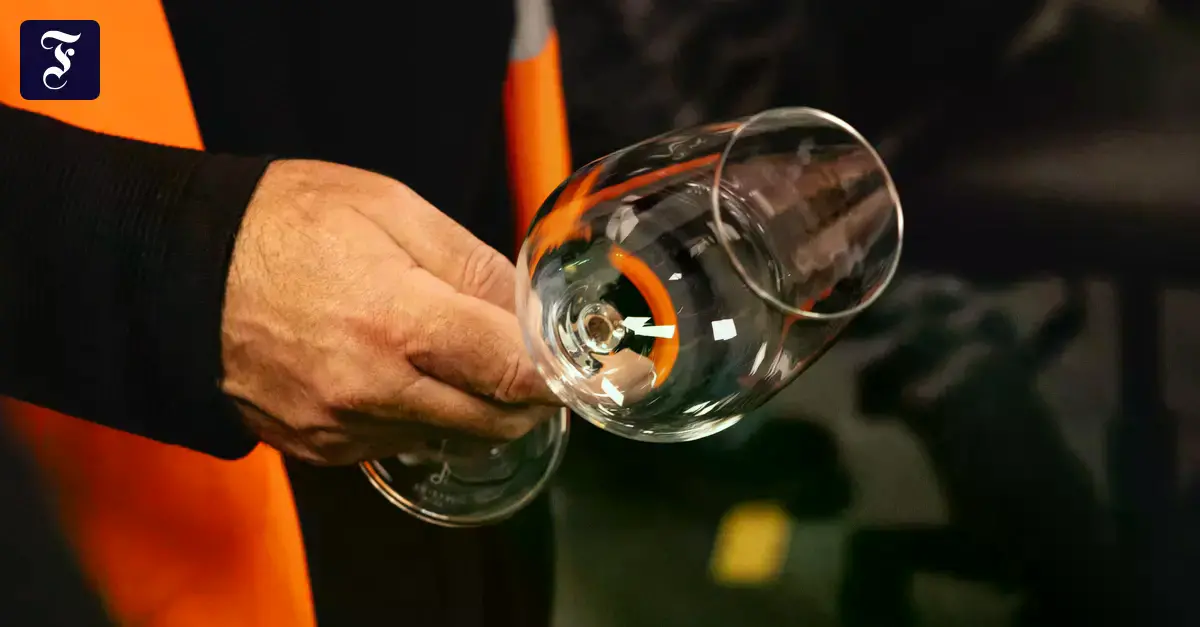 Participantes, incluido Antoine Pétrus (derecha), durante la cata de prototipos de vasos.