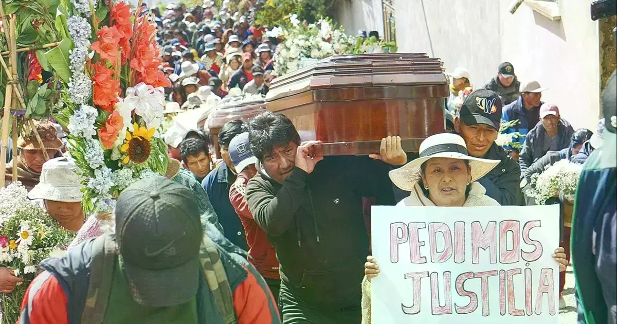 Vecinos realizan ofrendas y encienden velas en el lugar del accidente aéreo en El Alto.
