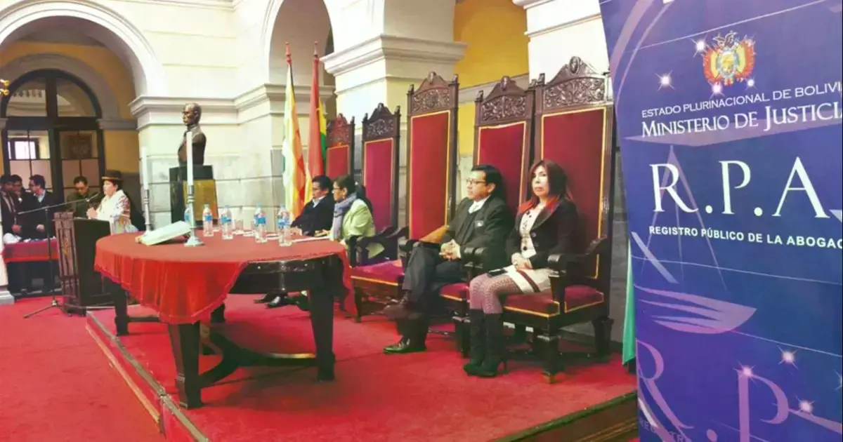 Acto de posesión de nuevos abogados realizado por el Gobierno en 2015.