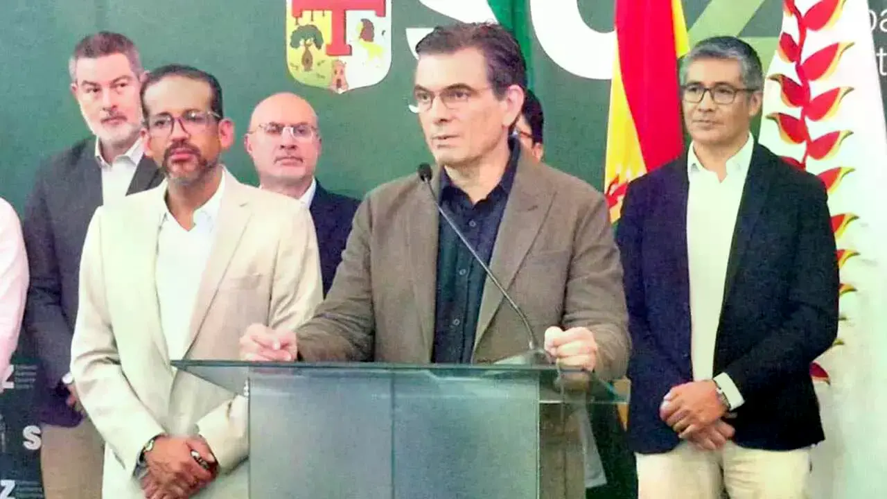 El presidente Rodrigo Paz junto a ministros y al gobernador Luis Fernando Camacho.