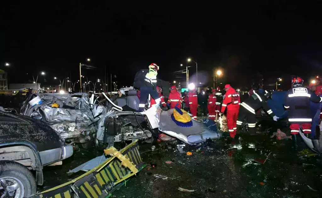 Los bomberos rescatan a los heridos en el accidente aéreo de El Alto.