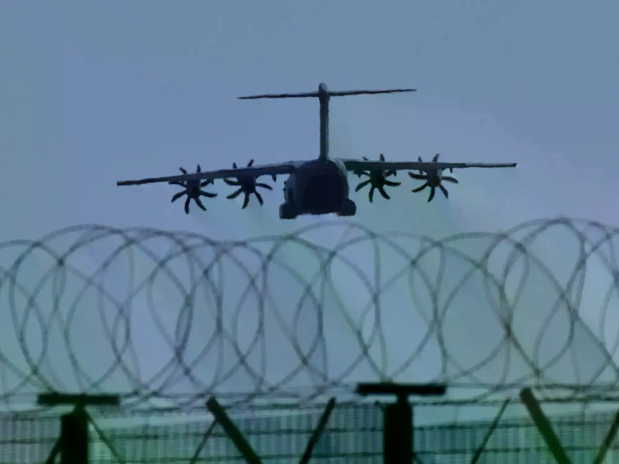Un avión de transporte aterriza en la base británica de Akrotiri en Chipre.
