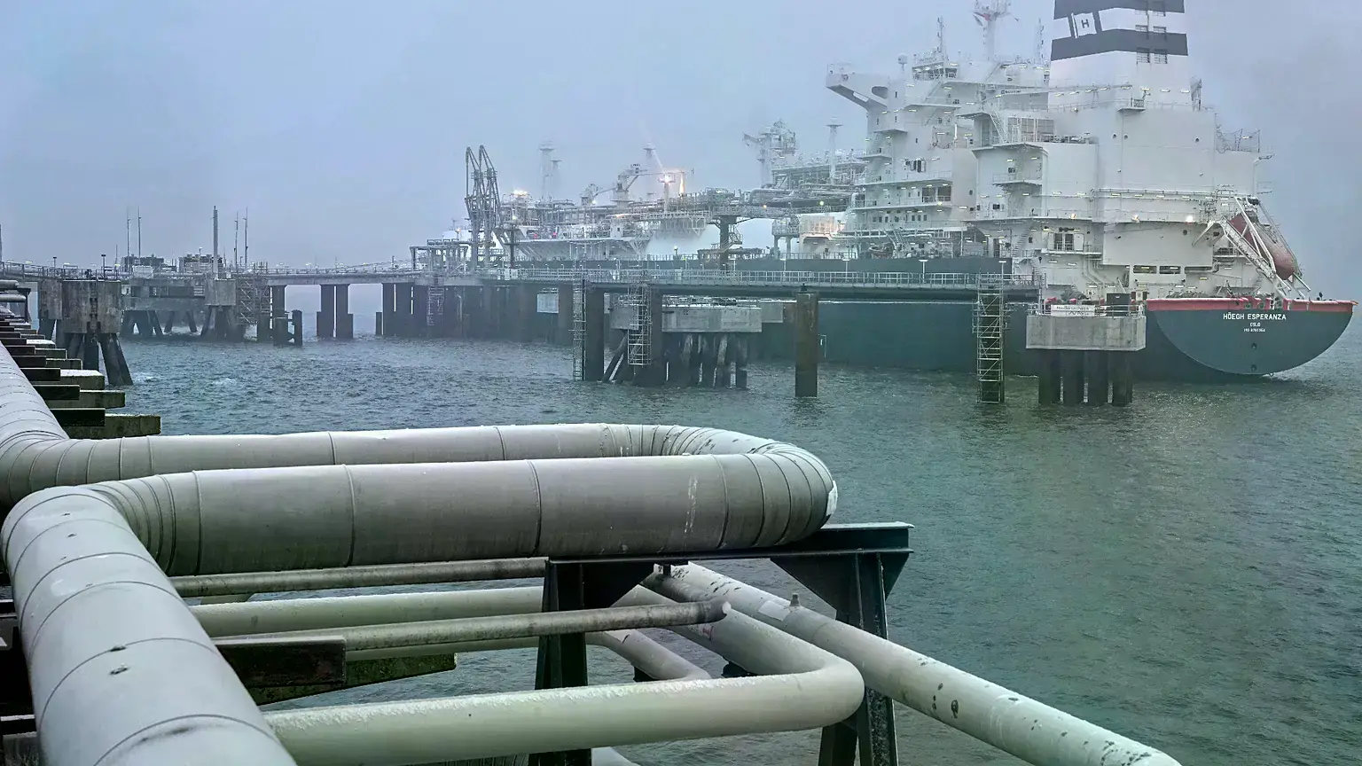La unidad flotante de almacenamiento y regasificación Hoegh Esperanza anclada en la terminal de GNL de Wilhelmshaven, Alemani