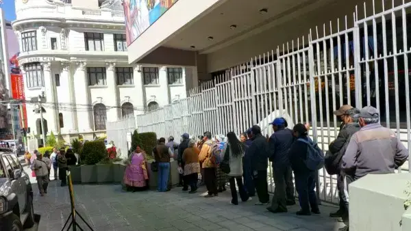 Aglomeración en el Banco Central de Bolivia por cambio de billetes de la Serie B