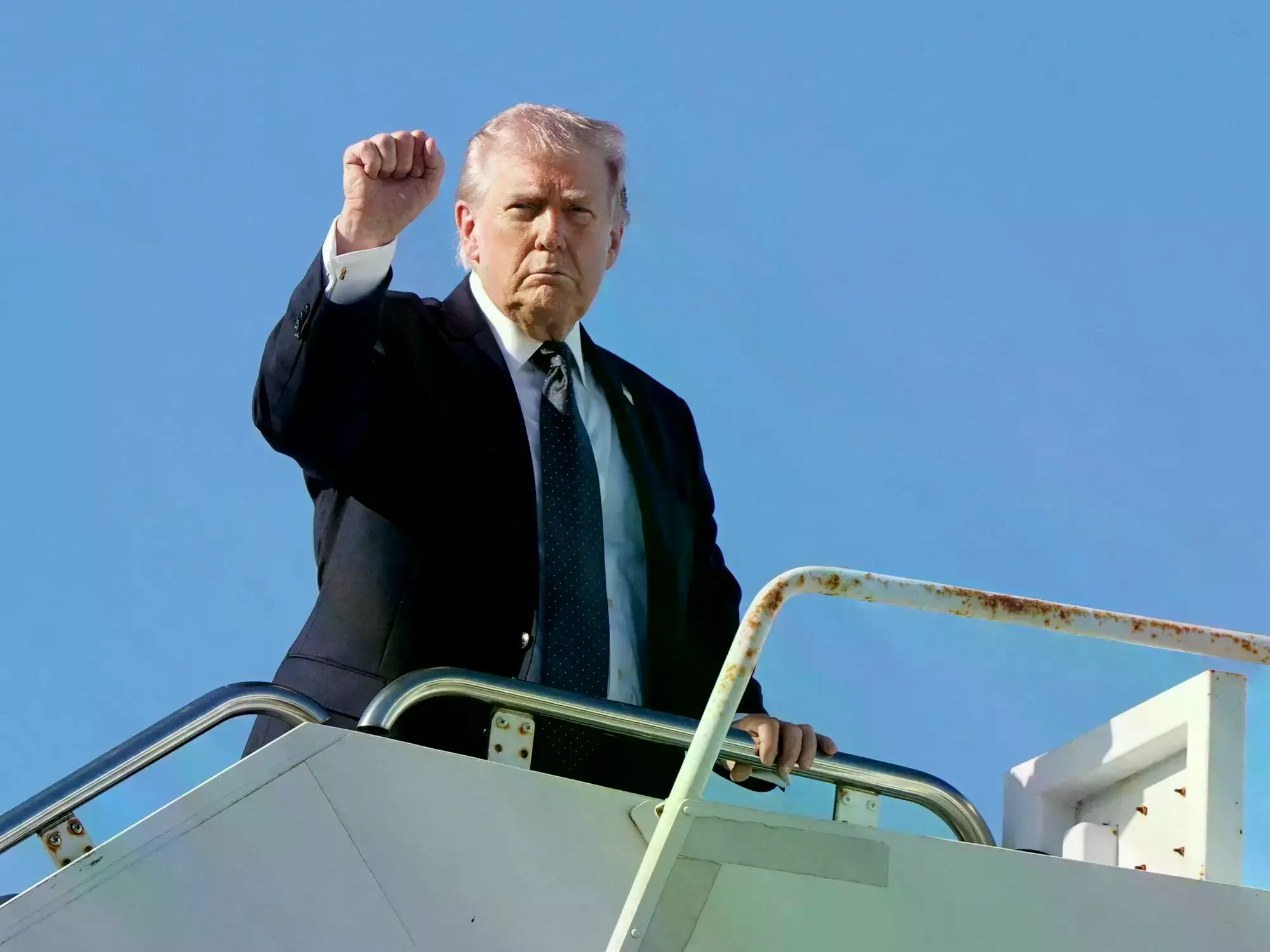 Donald Trump aborda el Air Force One.
