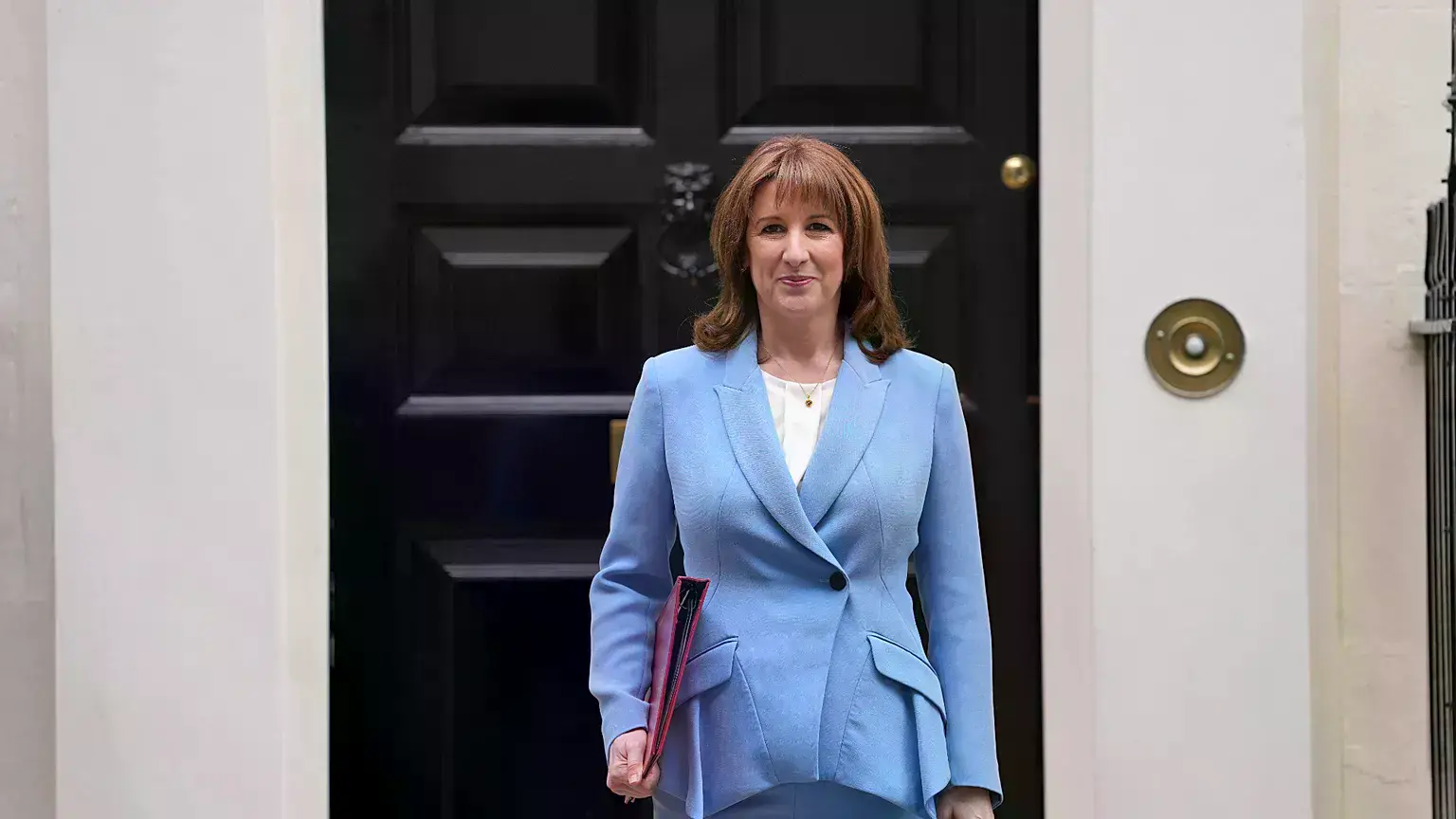 La ministra de Finanzas británica, Rachel Reeves, sale del número 11 de Downing Street.