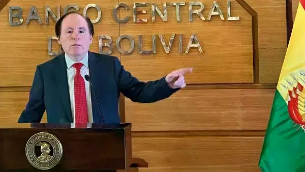 Presidente del BCB pide no depositar billetes invalidados de la Serie B en cajeros