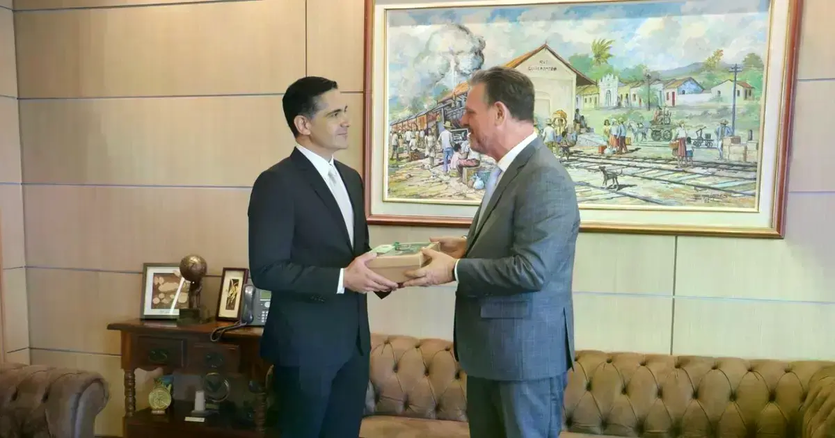 El ministro Oscar Mario Justiniano con su homólogo brasileño, Carlos Fávaro.