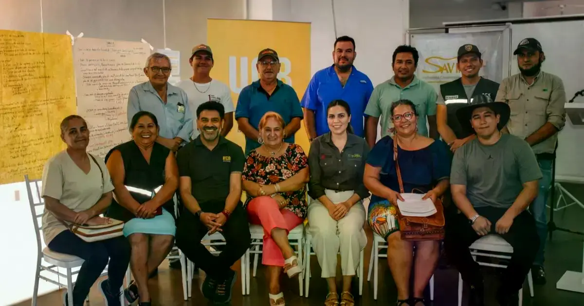 Los participantes en el taller posan para la foto al finalizar el mismo.