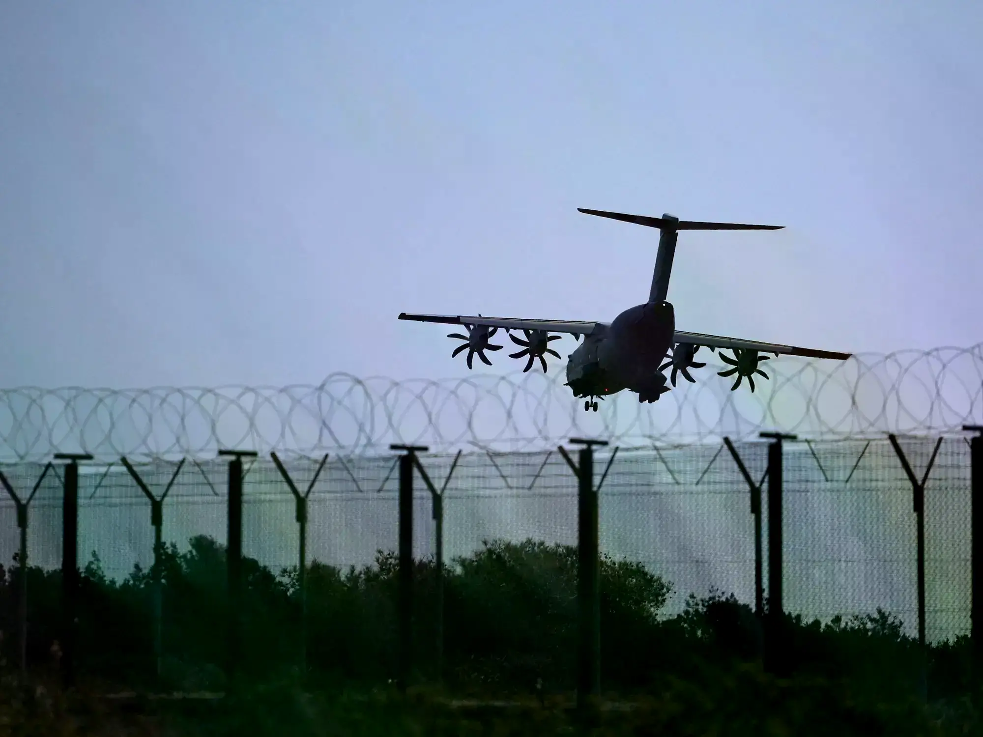 Un avión de transporte se prepara para aterrizar en la base aérea Akrotiri de la RAF del Reino Unido, cerca de Limassol, Chip