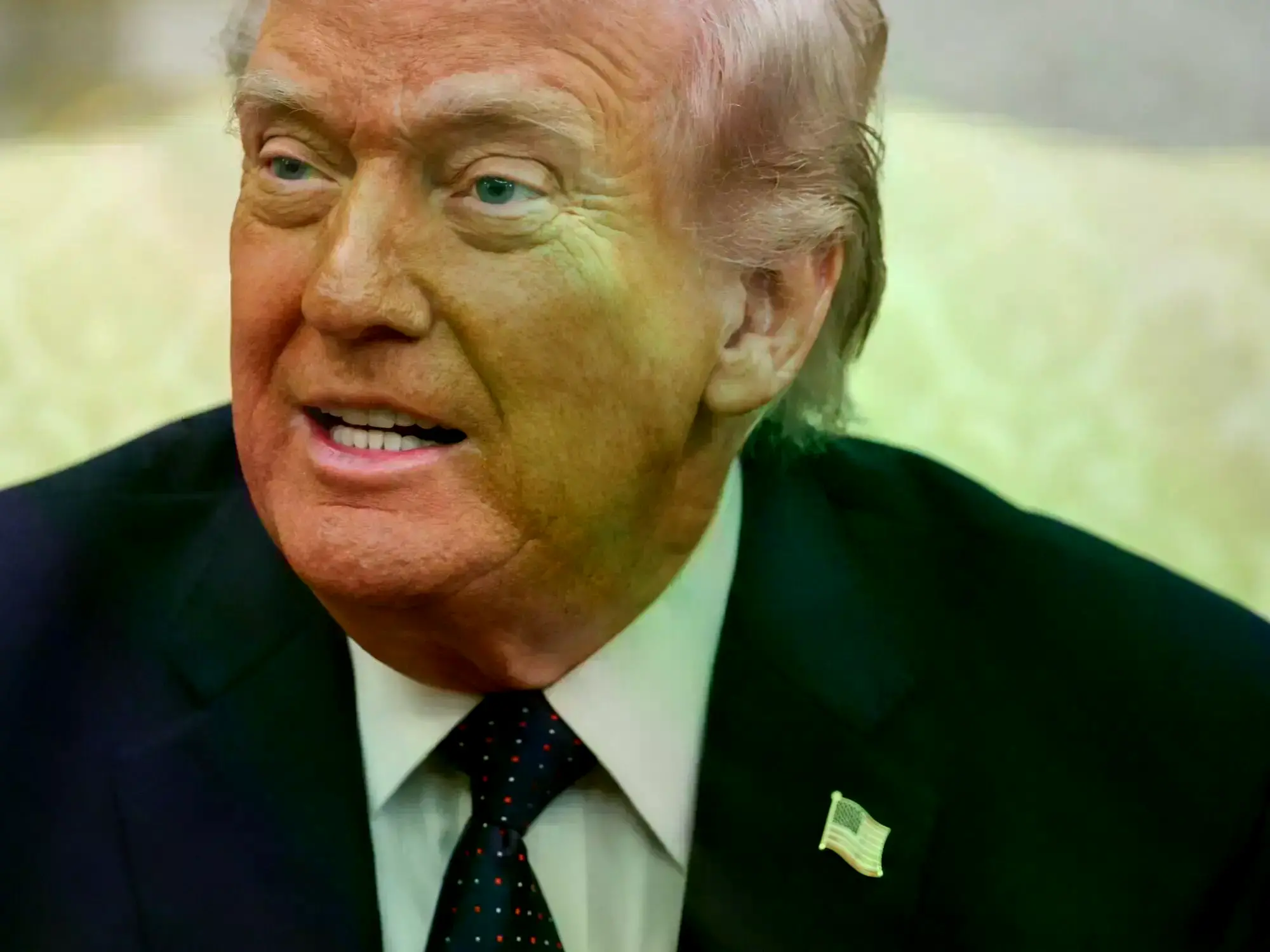 Columna de humo tras un ataque en Teherán, Irán.