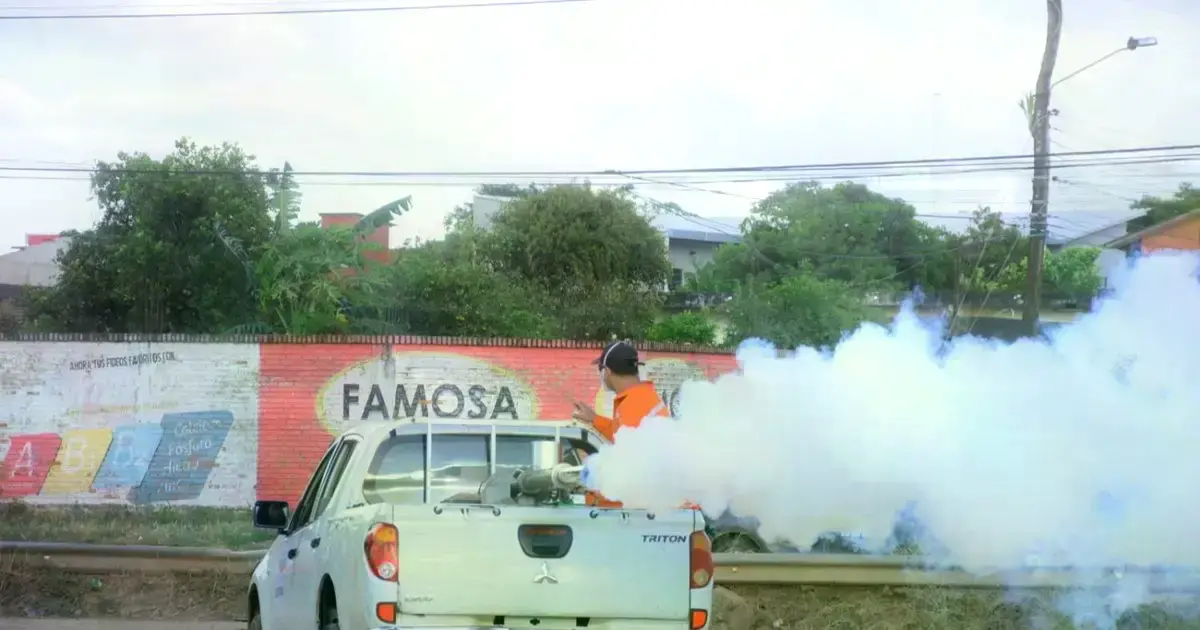 Fumigación contra mosquitos en barrios de la capital cruceña