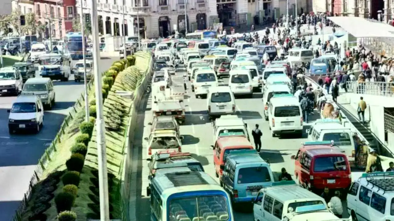 Minibuses en el Centro de la ciudad de La Paz.