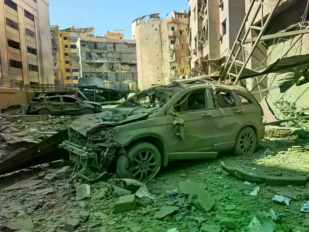 Autos dañados tras un ataque aéreo israelí en los suburbios del sur de Beirut.