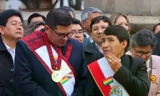 El alcalde de Sucre, Enrique Leaño (i), y el gobernador de Chuquisaca, Damián Condori.