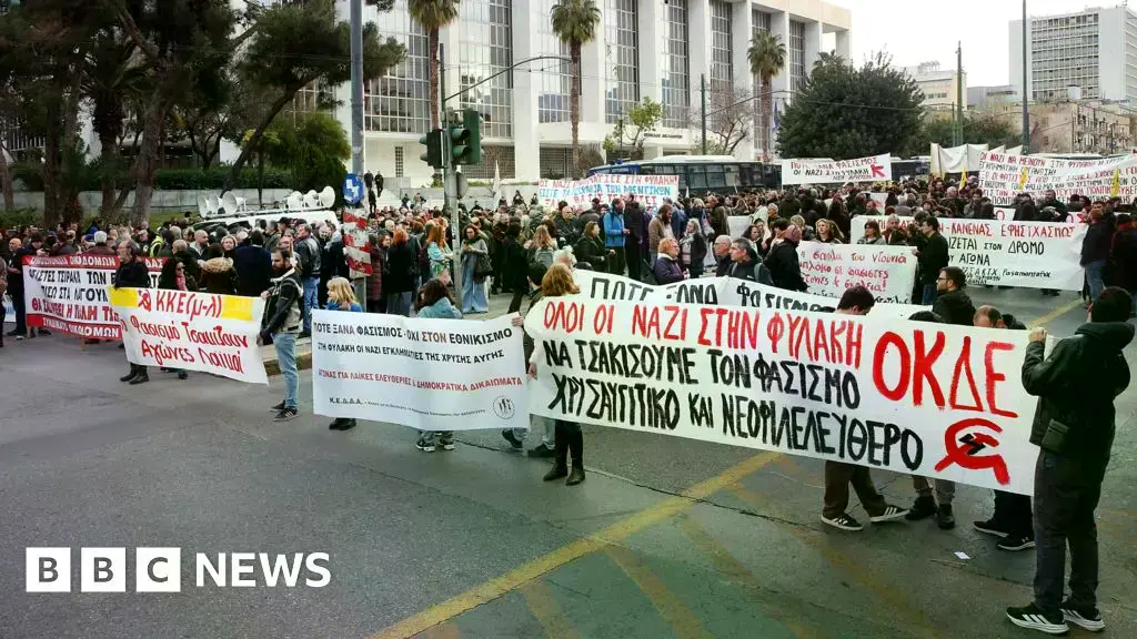Una multitud se congregó frente al tribunal de Atenas durante el anuncio del veredicto.