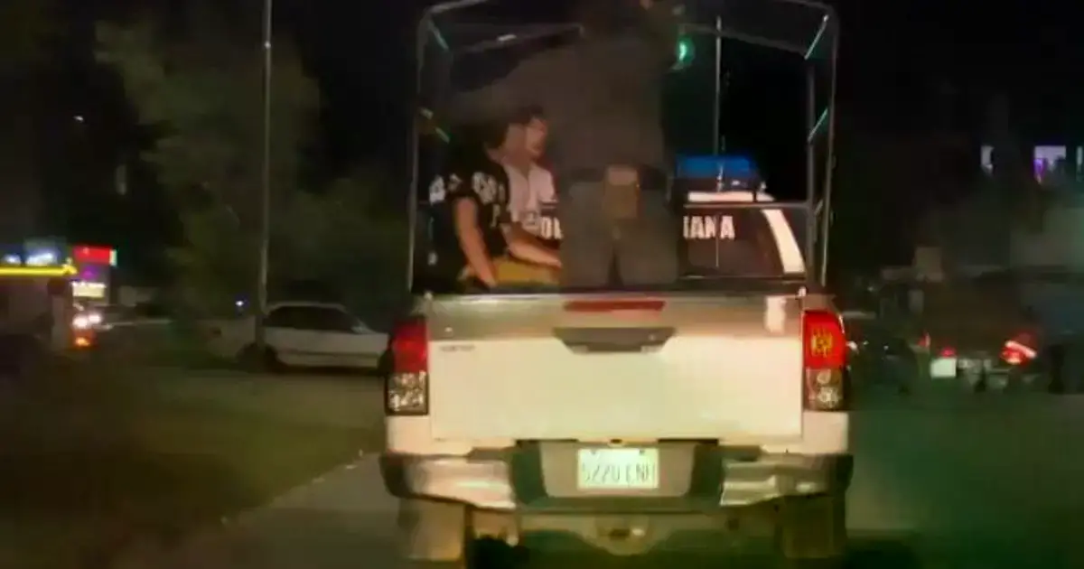 Los arrestados fueron trasladados en una patrulla