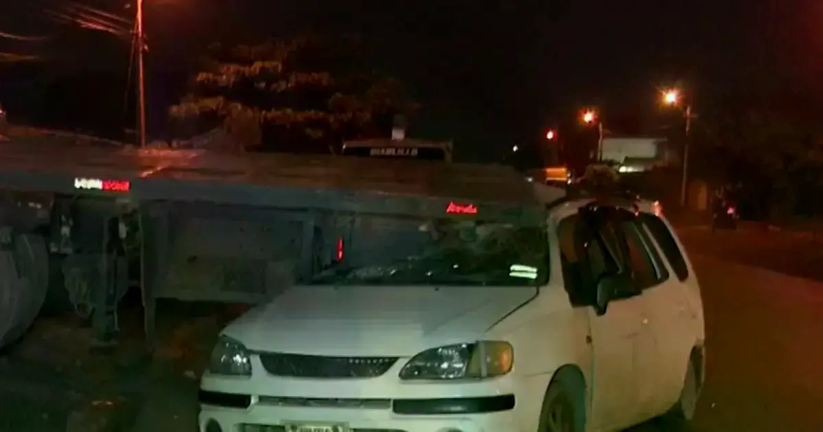 El vehículo accidentado tras el impacto contra la grúa.