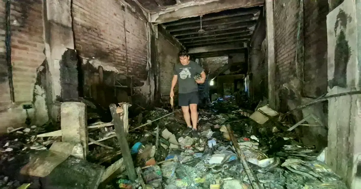 El incendio consumió una librería y afectó un edificio de cinco plantas