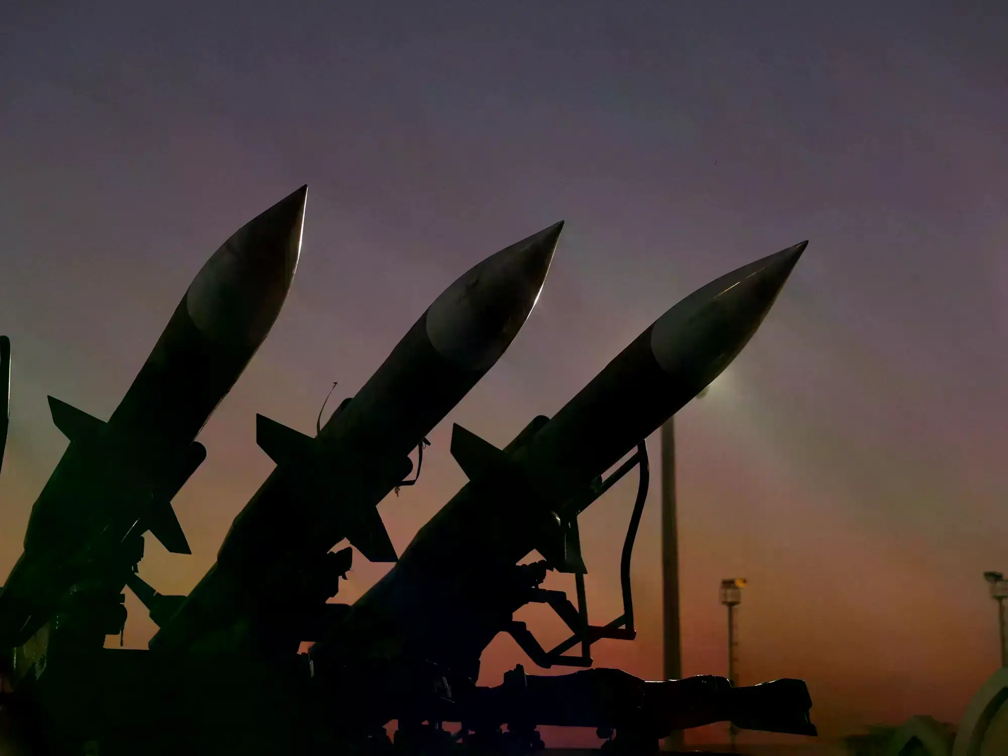 El recinto del Líder Supremo de Irán, Ali Khamenei, antes y después del ataque aéreo.