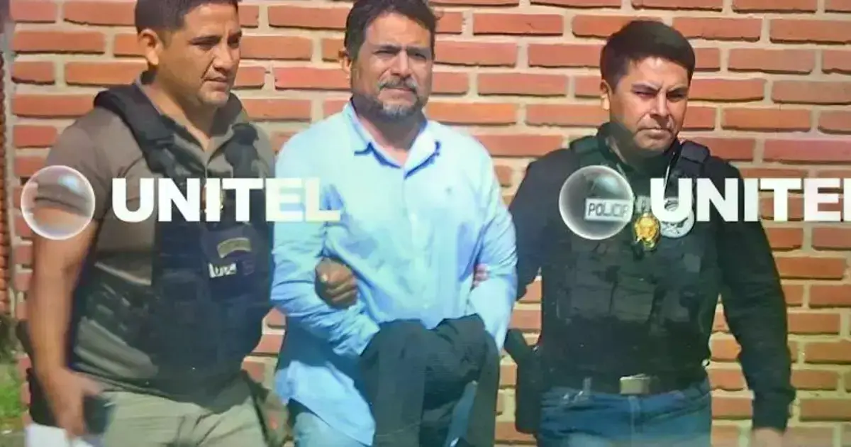El hombre (centro) fue enviado a la cárcel con detención preventiva el 13 de febrero.