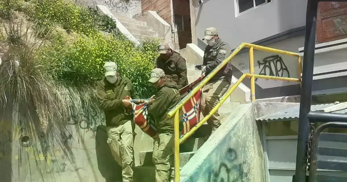 Policías trasladan el cadáver a la morgue.