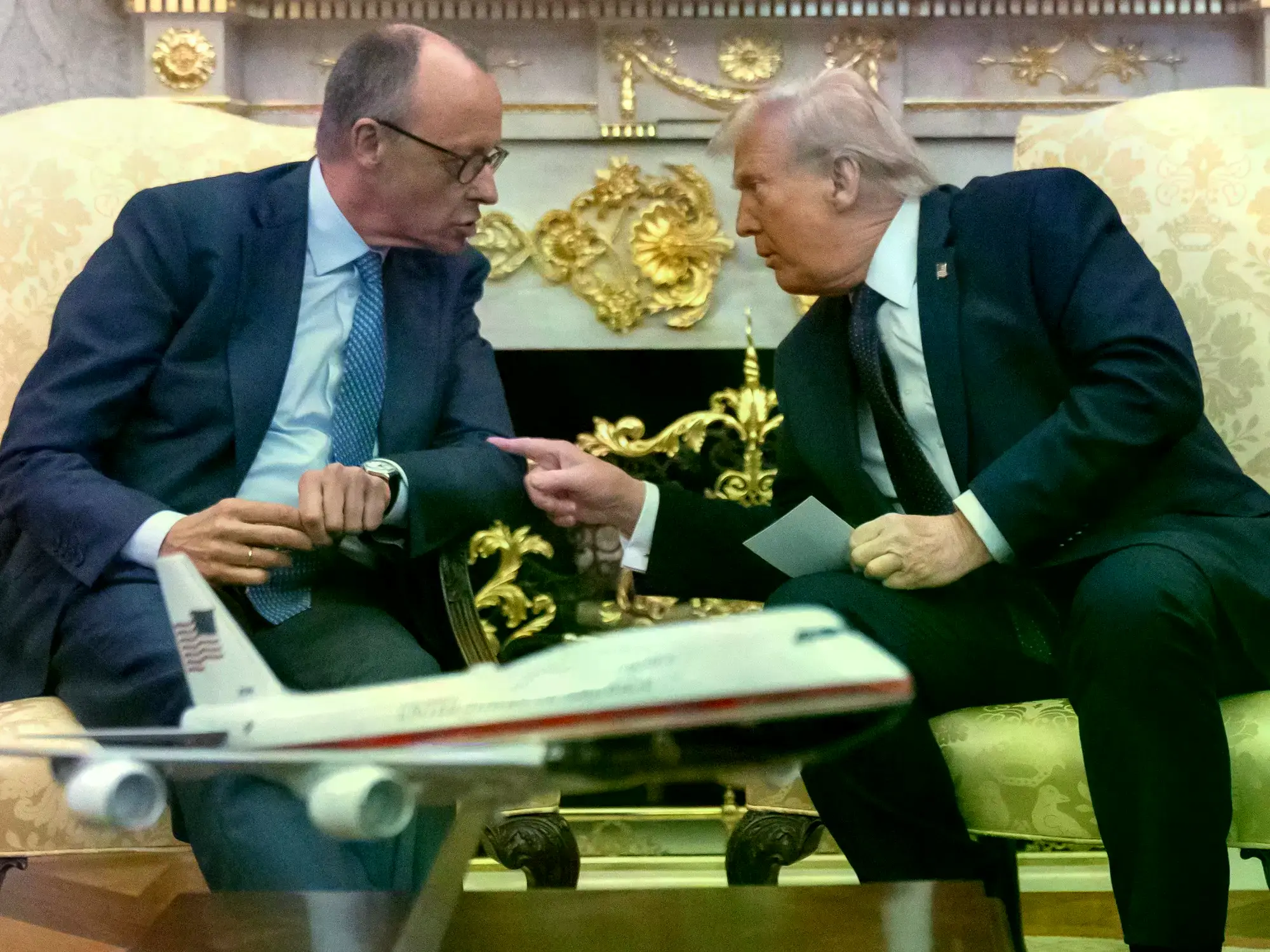 Donald Trump conversa con el canciller alemán Friedrich Merz en la Oficina Oval.