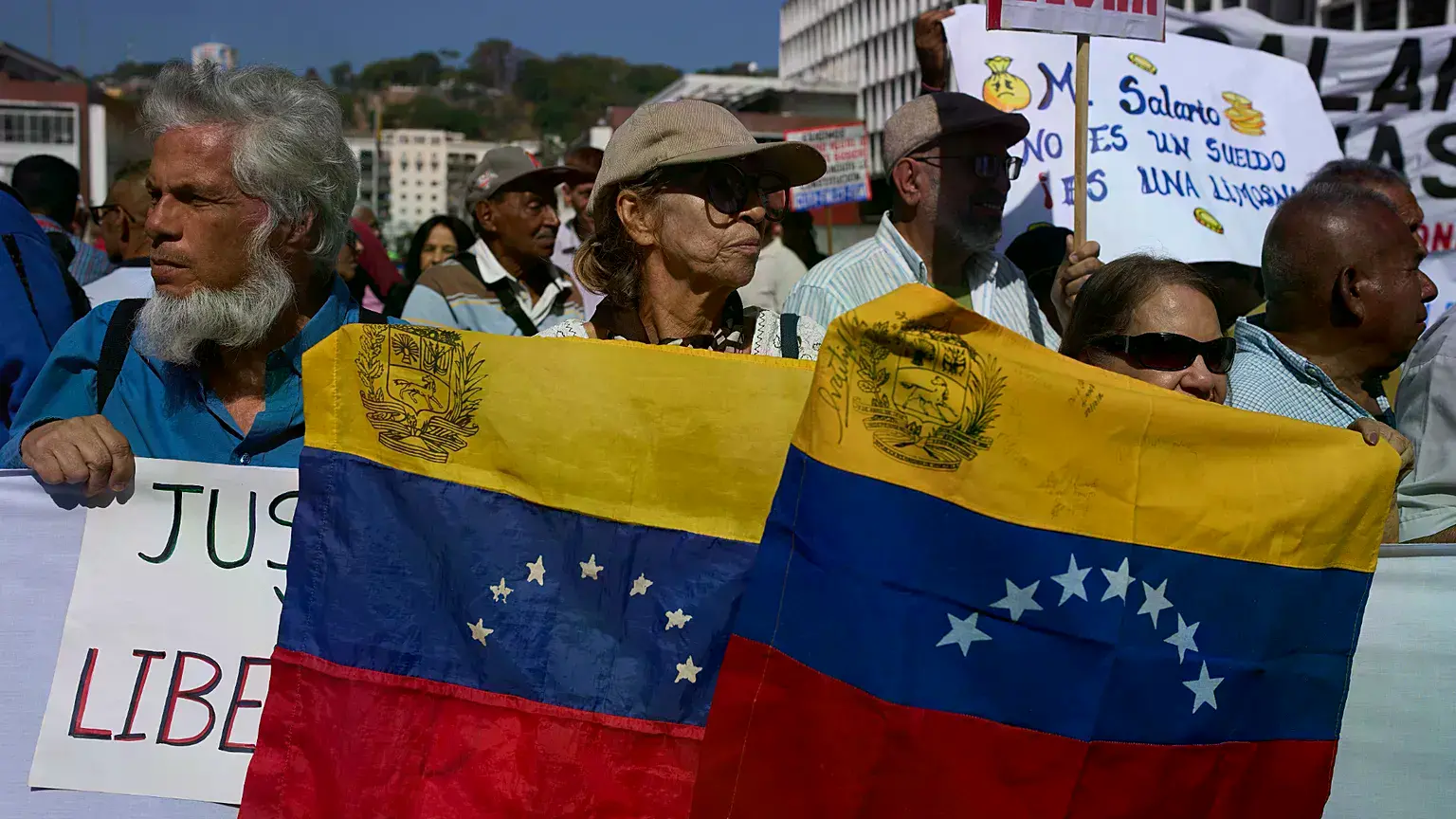 Manifestantes en Caracas portando banderas venezolanas.