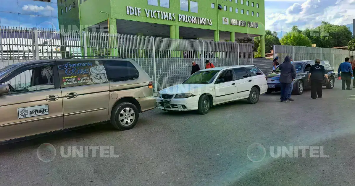 Coches fúnebres trasladan los ataúdes de las víctimas en Sacaba.
