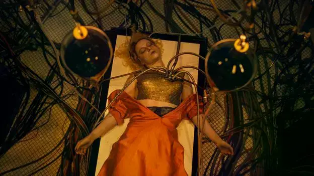 Jessie Buckley como la Novia y Christian Bale como Frank en 'The Bride!'