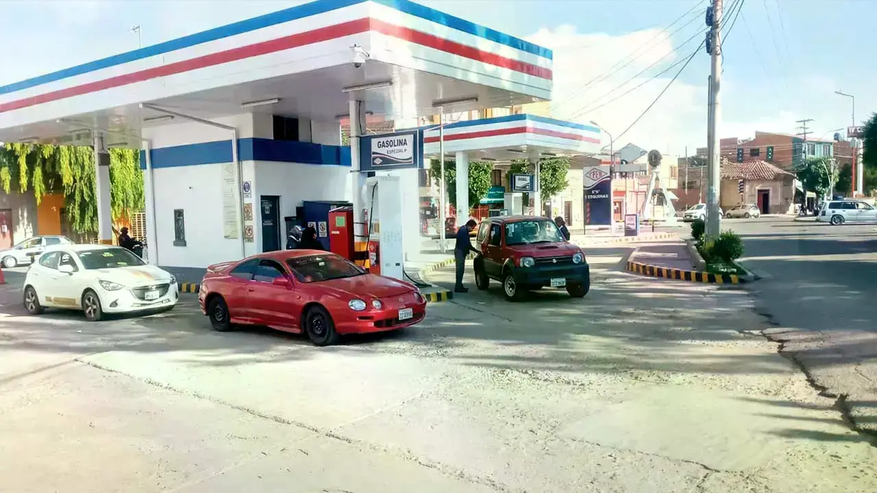 Imagen referencial de un surtidor que vende diésel y gasolina.