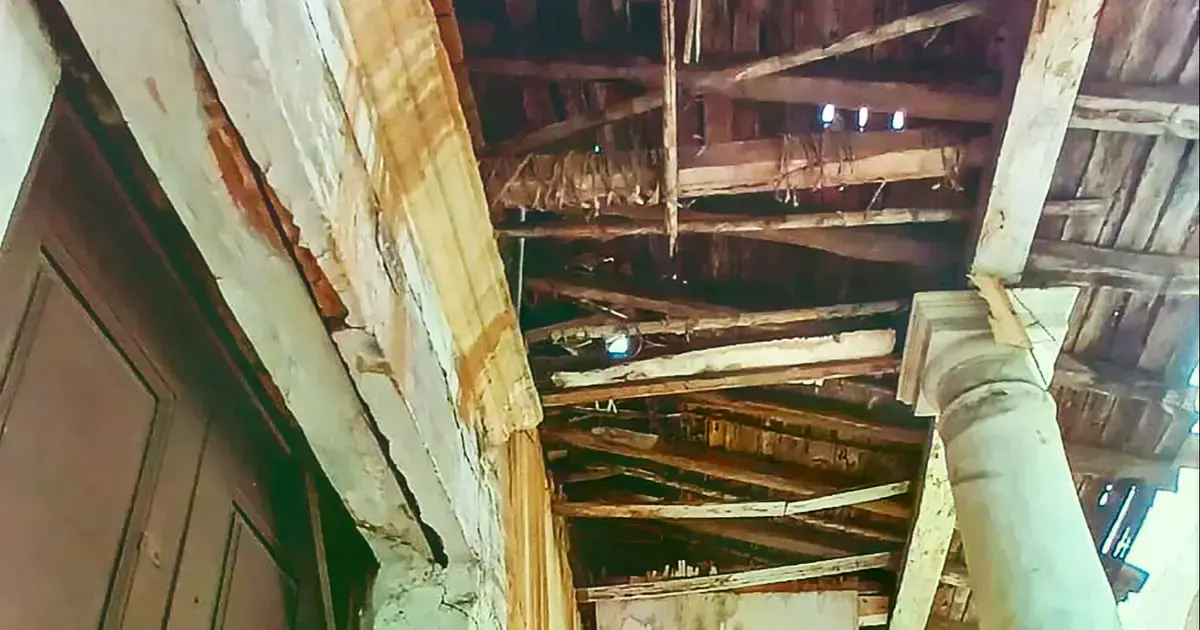 Casona ubicada en la calle René Moreno está a punto de colapsar.