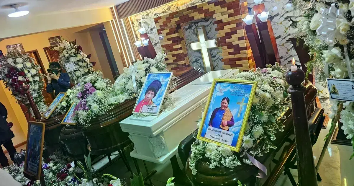El velorio de la familia Pérez Murga, al centro el ataúd de Misael y a la izquierda el de su madre.