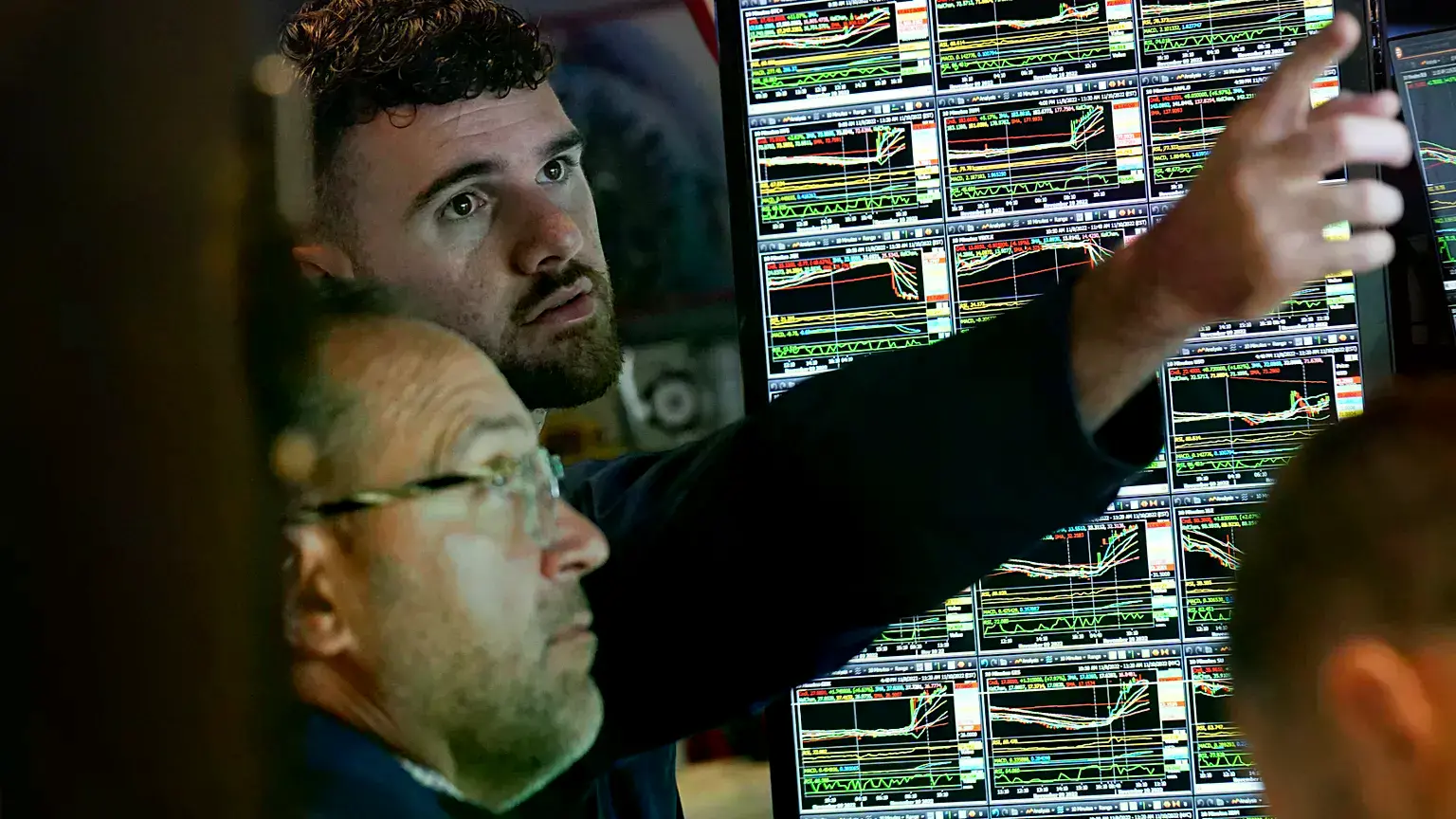 Operadores trabajan en el parqué de la Bolsa de Nueva York, noviembre de 2022.