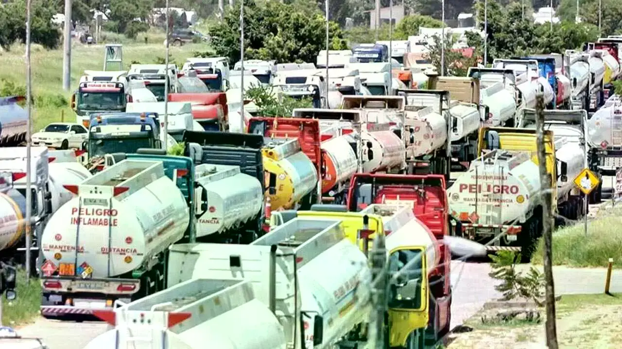 Las cisternas forman largas filas en Palmasola, Santa Cruz.