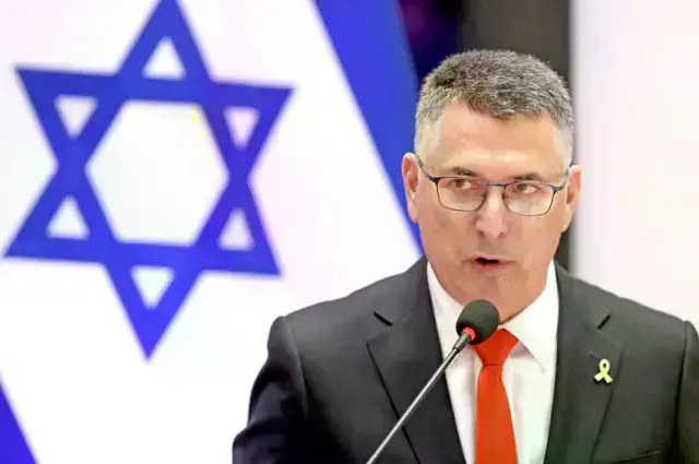 El ministro de Relaciones Exteriores de Israel, Gideon Saar, felicitó al gobierno de Paz.