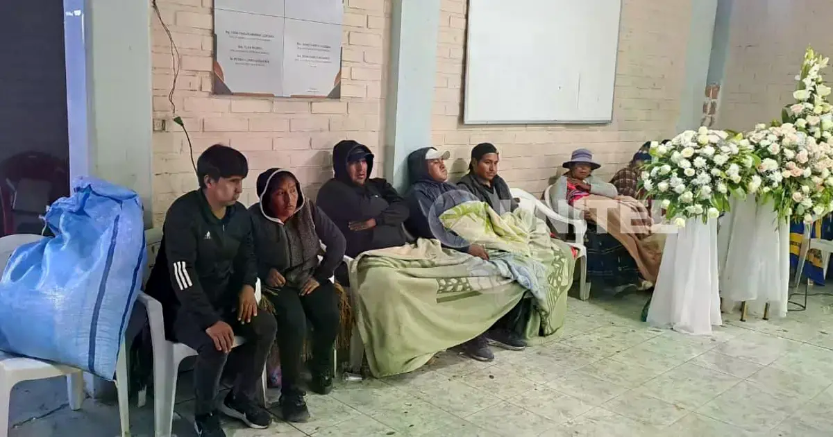 El padre y sus familiares velan los cuerpos de las víctimas