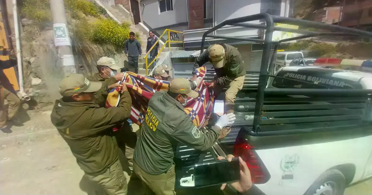 Agentes de la Policía retiran los restos de la víctima.