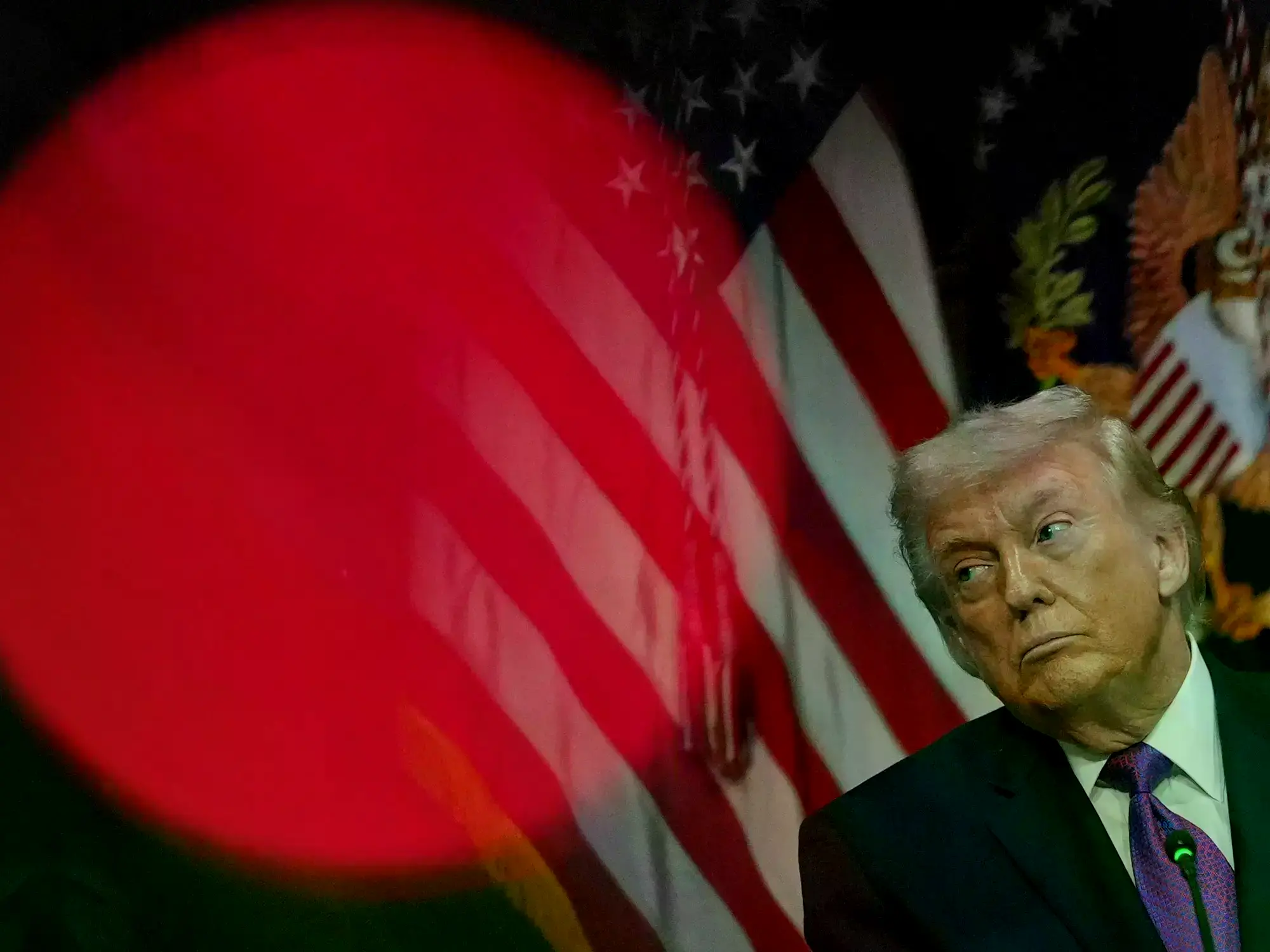 Un marinero iraní herido es asistido en Sri Lanka.