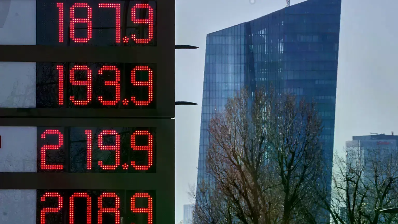 Los precios de la gasolina figuran en una gasolinera con el Banco Central Europeo al fondo, en Fráncfort, Alemania.