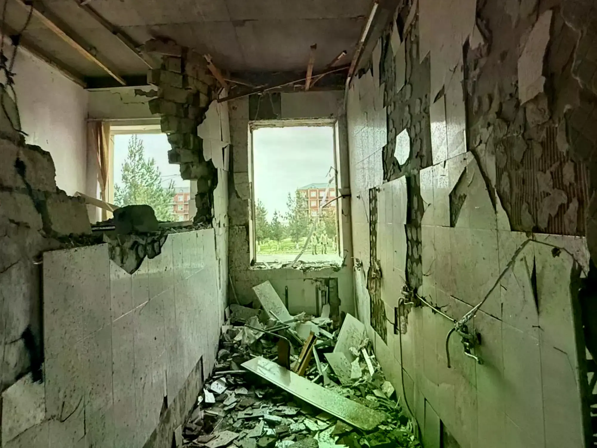 Destrozos en una escuela en Azerbaiyán alcanzada por un dron.