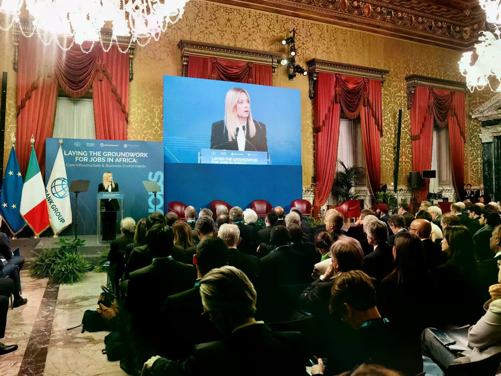 Giorgia Meloni habla en Roma.