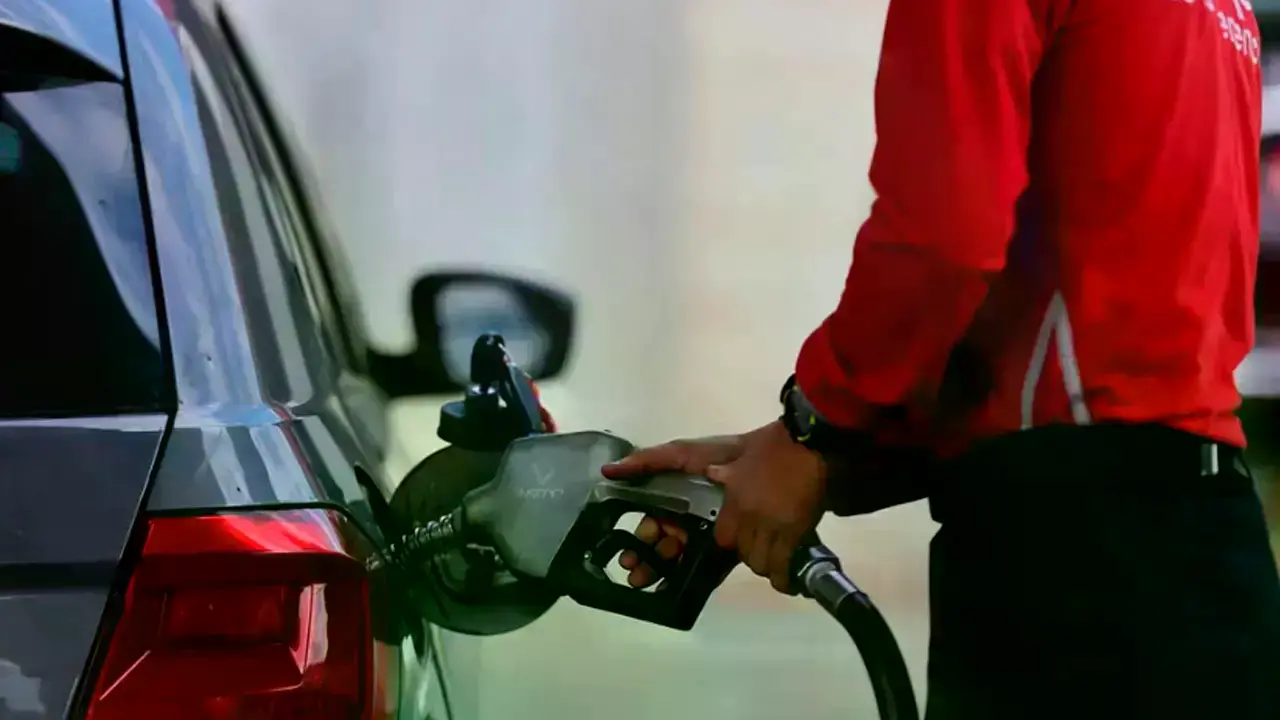 Una persona se abastece de gasolina.