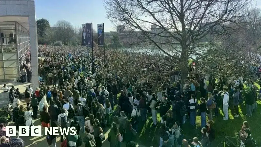 Estudiantes se manifiestan en el campus de la University College Dublin.
