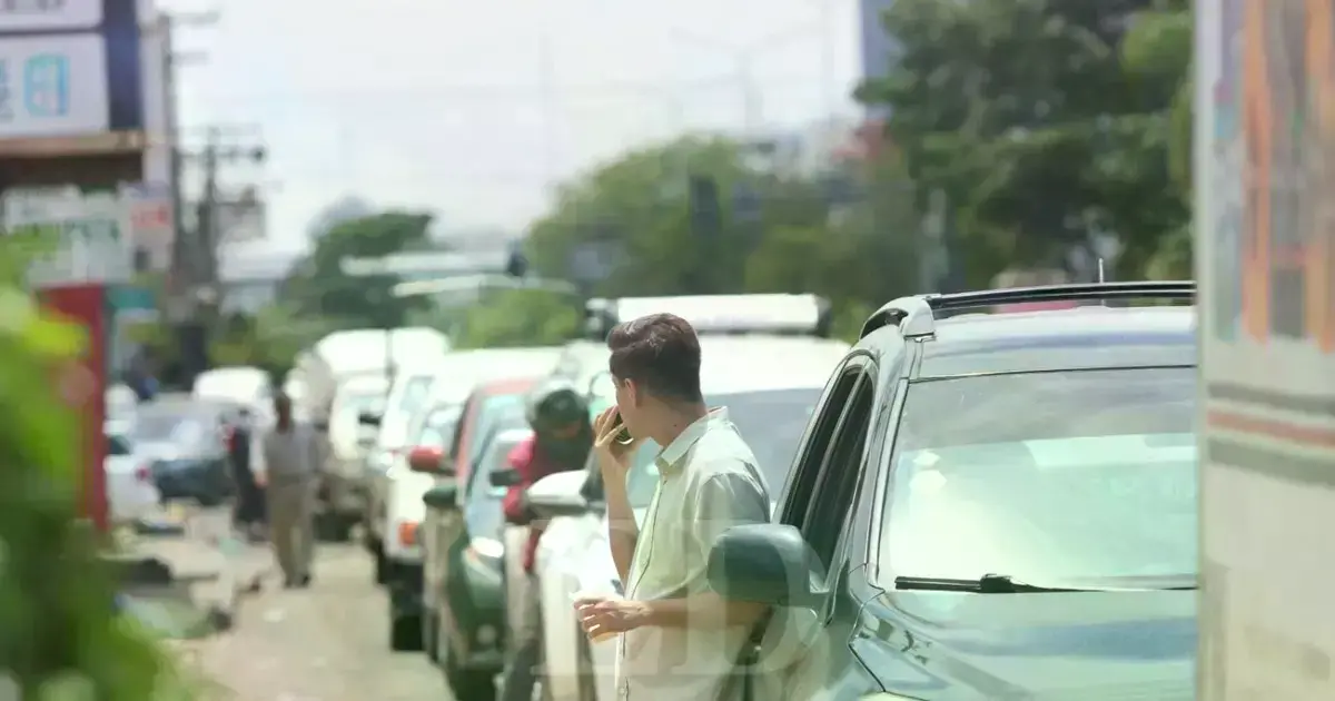 Vehículos esperan para cargar combustible en una larga fila.