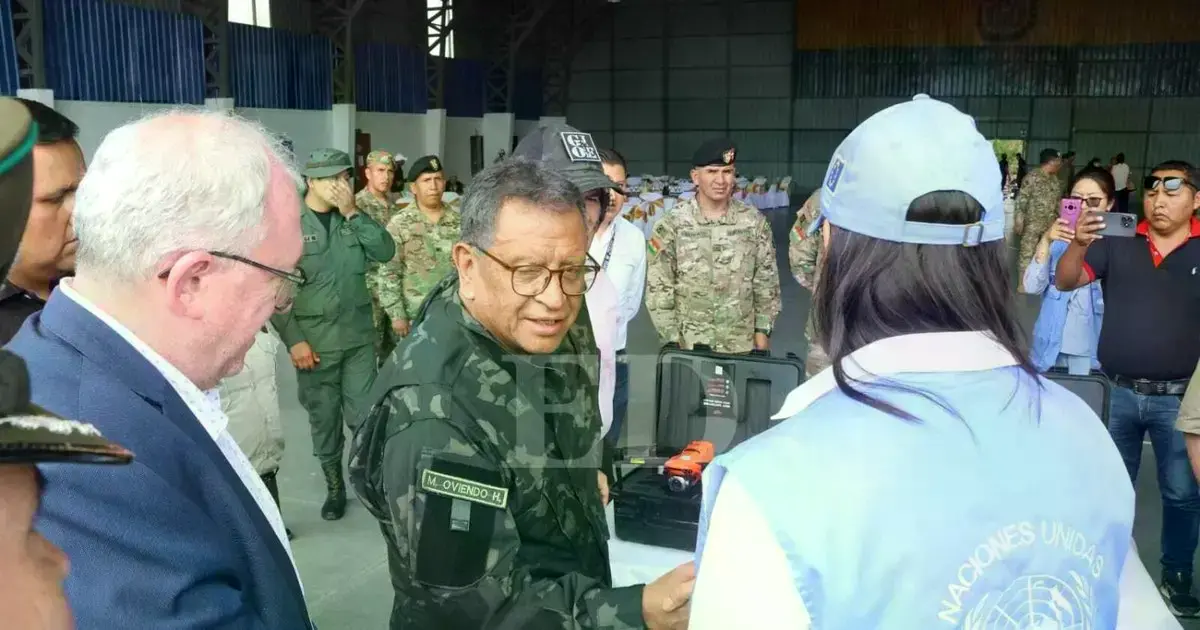 Ministro Oviedo saluda a representante de Naciones Unidas.