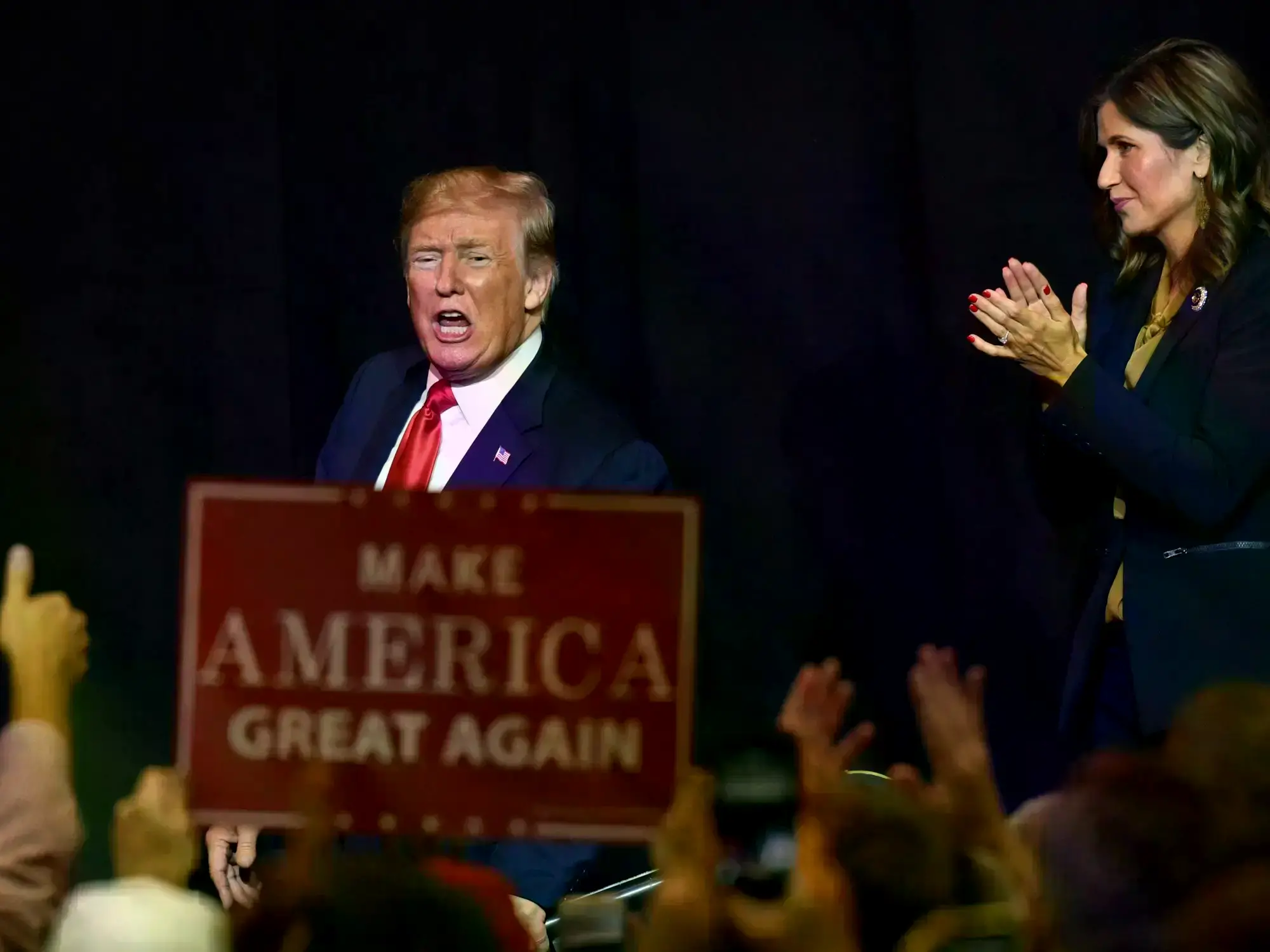 Donald Trump y Kristi Noem, que dejará la Secretaría de Seguridad Interior de Estados Unidos.