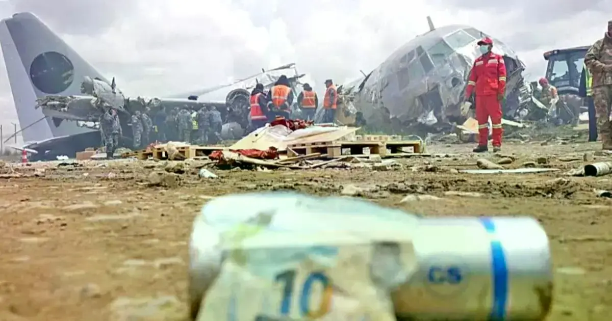 La Policía sigue recuperando dinero del avión accidentado en El Alto