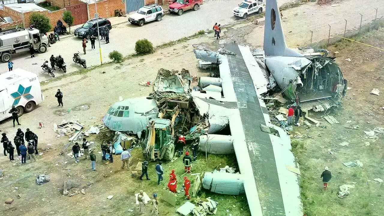 Los restos del avión siniestrado en la ciudad de El Alto.